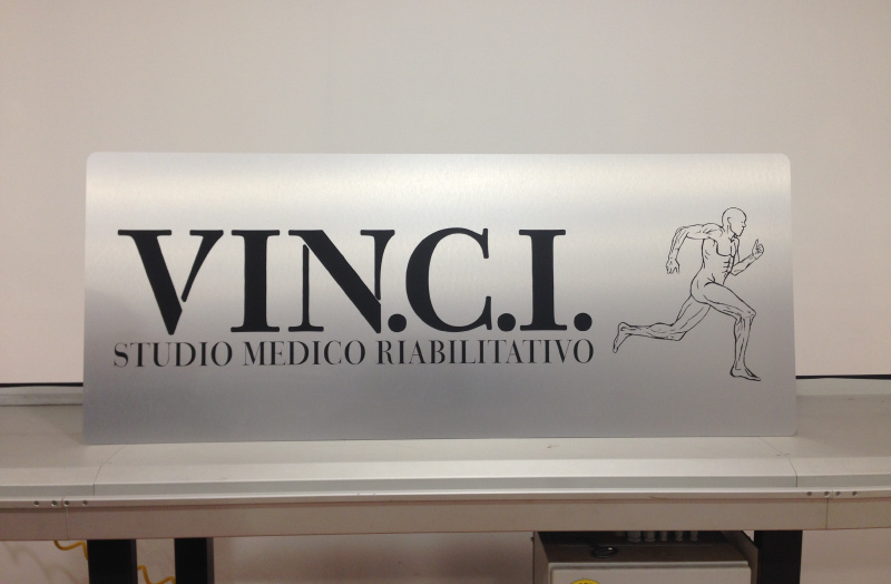 insegne pubblicitarie traforate