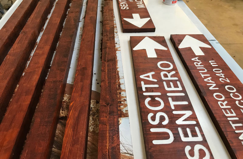 insegne pubblicitarie in legno